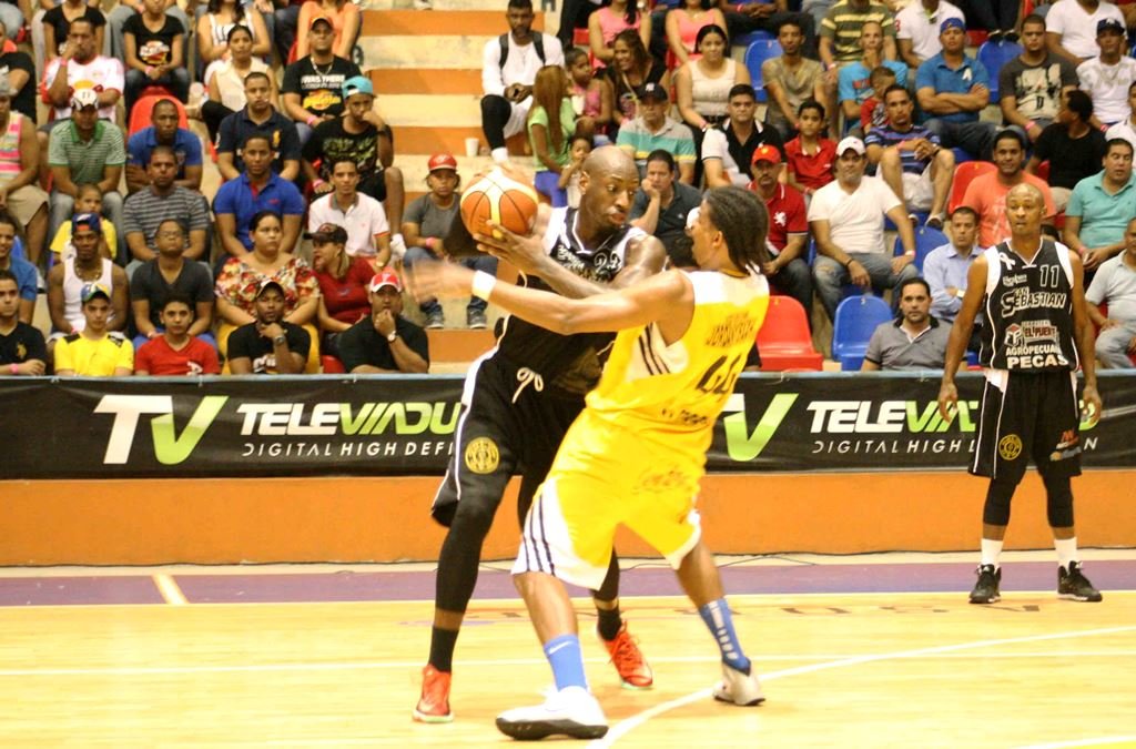 Lavell Payne intenta avanzar ante Henry Valdez del Don Bosco